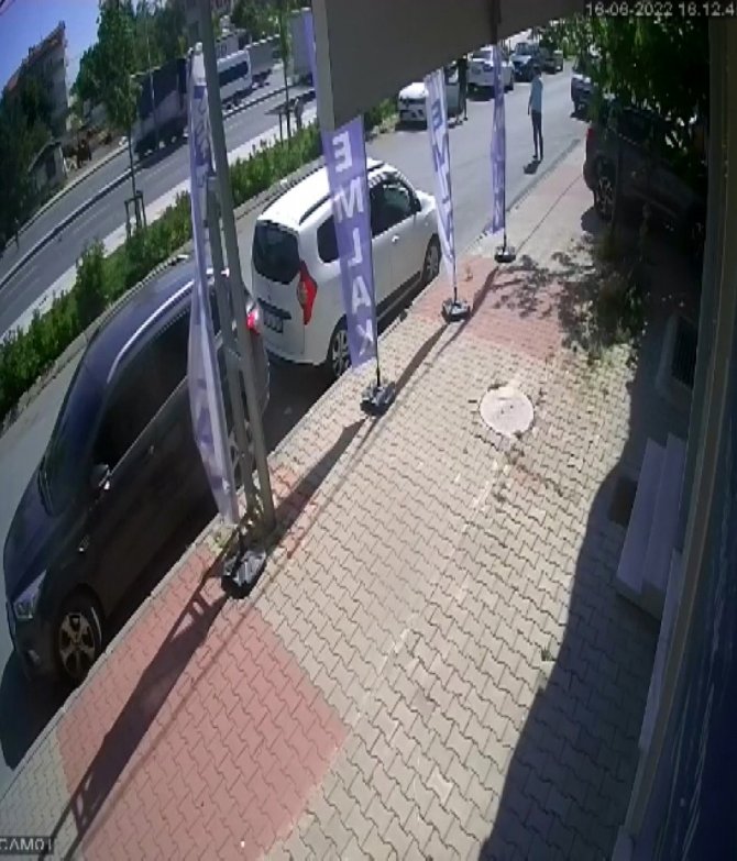 Açılan Kapağı Kapatmak İçin Aracından İndi, Faciadan Son Anda Dönüldü