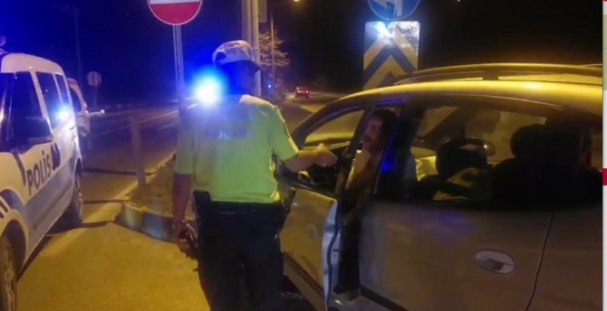 Uygulamadan Kaçan Alkollü Sürücü Polis Otosuna Çarptı