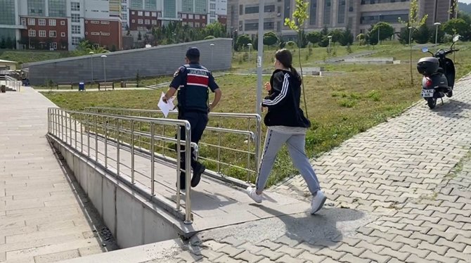 Kimliğini Kaybeden Öğrenciyi Jandarma Sınava Yetiştirdi