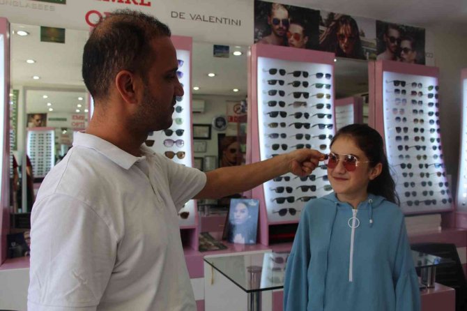 Uzman Optisyen Uyardı: "Sahte Güneş Gözlükleri Kalıcı Hastalıklara Neden Olabilir"