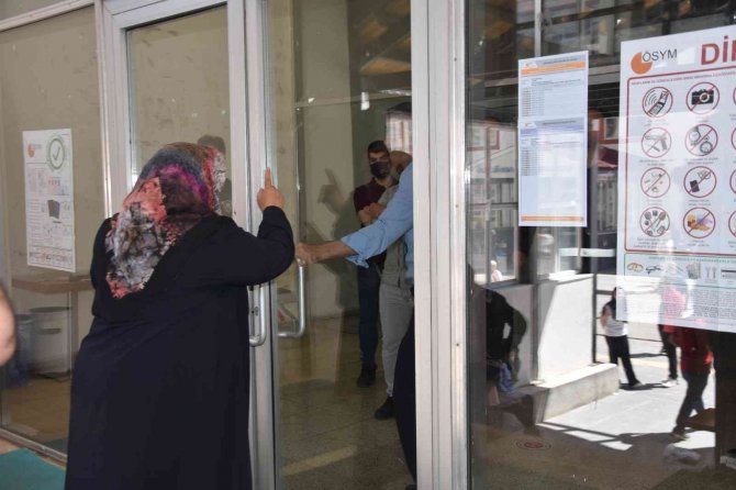 Kızı Sınava Geç Kalan Anne Gözyaşı Döktü