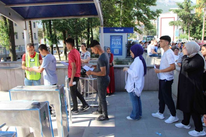 Amasya’da Kimliğini Unutan Öğrencileri Yks’ye Motosikletli Polis Yetiştirdi