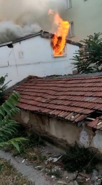 Bursa’da İki Katlı Ev Alev Alev Yandı