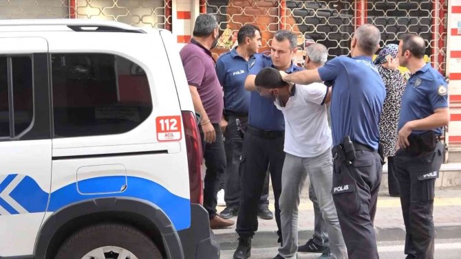Üvey Annesini Darp Edip Kendini Eve Kilitleyen Genci Polis Gözaltına Aldı