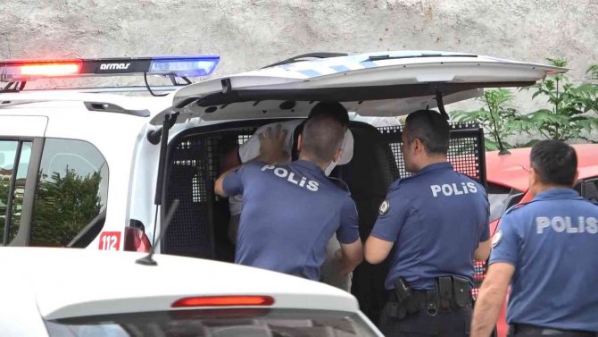 Üvey Annesini Darp Edip Kendini Eve Kilitleyen Genci Polis Gözaltına Aldı