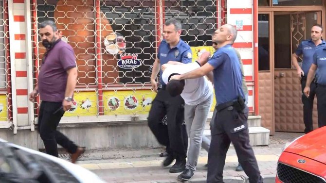 Üvey Annesini Darp Edip Kendini Eve Kilitleyen Genci Polis Gözaltına Aldı