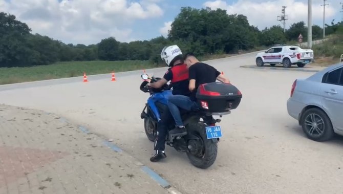 Bursa’da Sınava Geç Kalan Öğrenciyi Jandarma Motorize Timi Yetiştirdi