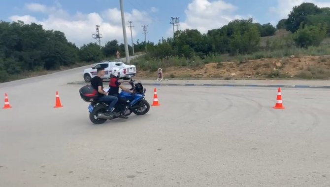 Bursa’da Sınava Geç Kalan Öğrenciyi Jandarma Motorize Timi Yetiştirdi