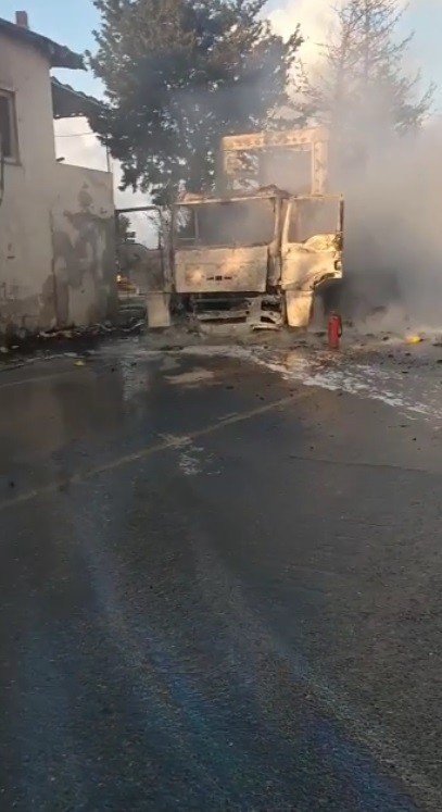 Park Halindeki Tır Alev Topuna Döndü, Lastikler Bomba Gibi Patladı