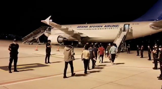 Çanakkale’de Afganistan Uyruklu 227 Düzensiz Göçmen Sınır Dışı Edildi