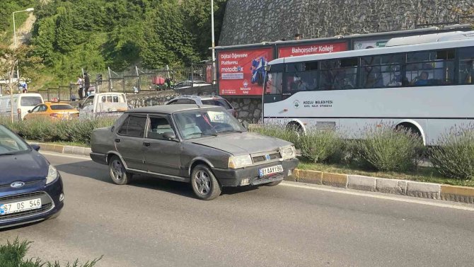 Düğün Konvoyunun Önüne Atlayan Çocuğa Otomobil Çarptı