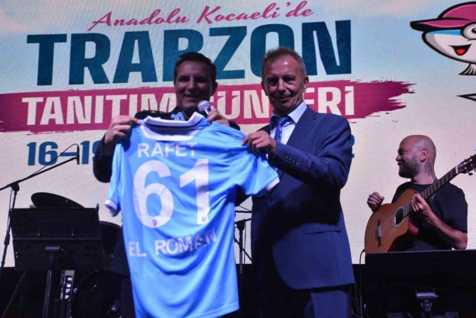 Rafet El Roman, Trabzonspor İçin Bestelediği Şarkıyı İlk Kez Konserinde Söyledi