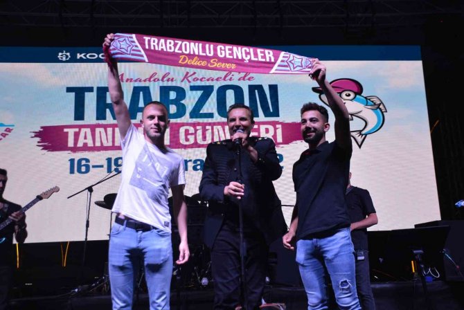 Rafet El Roman, Trabzonspor İçin Bestelediği Şarkıyı İlk Kez Konserinde Söyledi