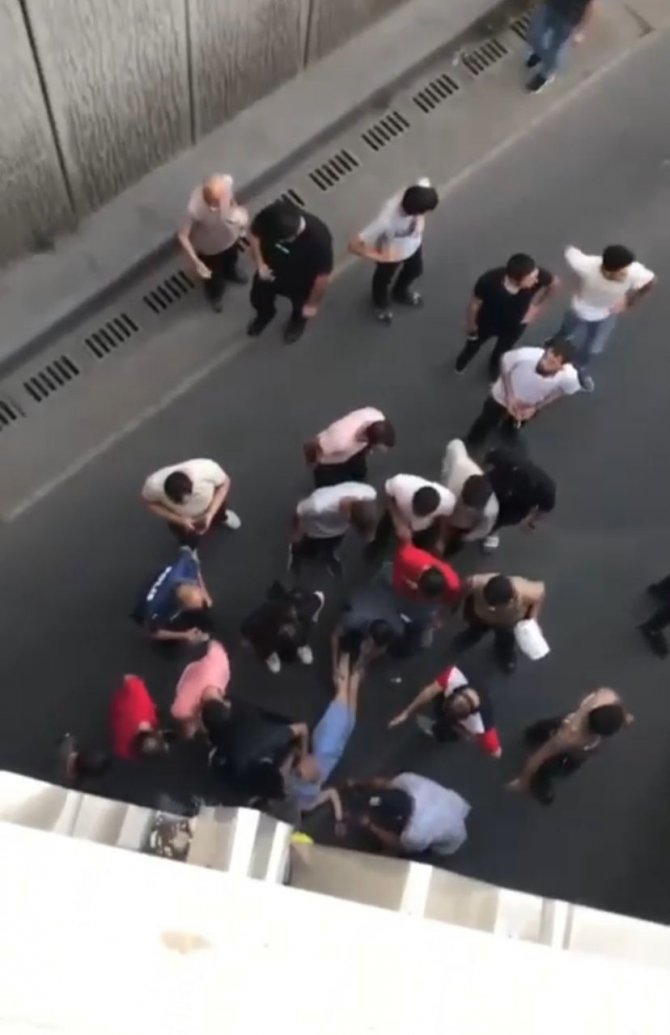 Köprüye Çıkan Genç Kızı Kurtarmak İstedi, Kollarından Kayıp Gitti