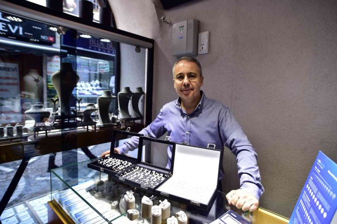 Evliliğe İlk Adım Tektaş Pırlantaların Fiyatı Katlandı