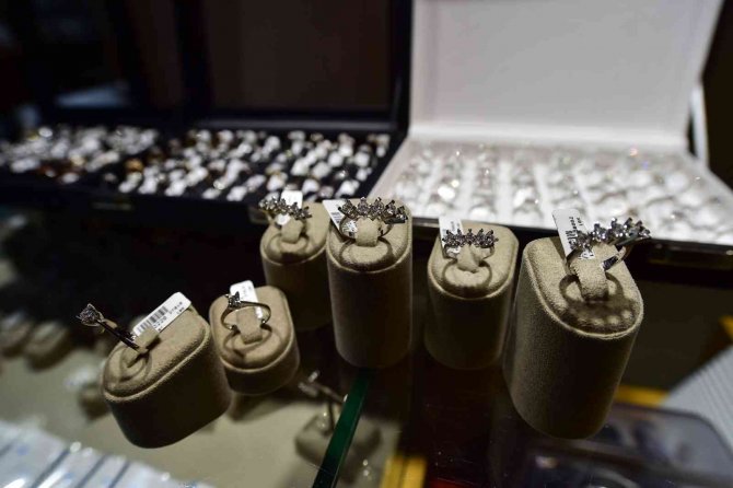 Evliliğe İlk Adım Tektaş Pırlantaların Fiyatı Katlandı