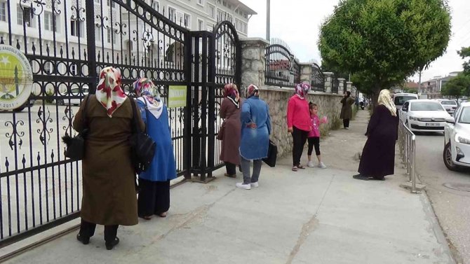 Sınav Merkezinde Merdivenlerden Düşen Öğrenci Hastanelik Oldu