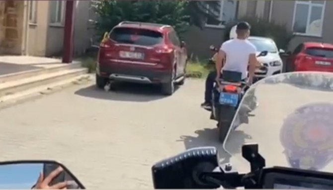 Yanlış Okula Giden Öğrenciyi Polisler 1 Dakika Kala Sınava Yetiştirdi