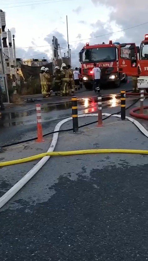 Park Halindeki Tır Alev Topuna Döndü, Lastikler Bomba Gibi Patladı