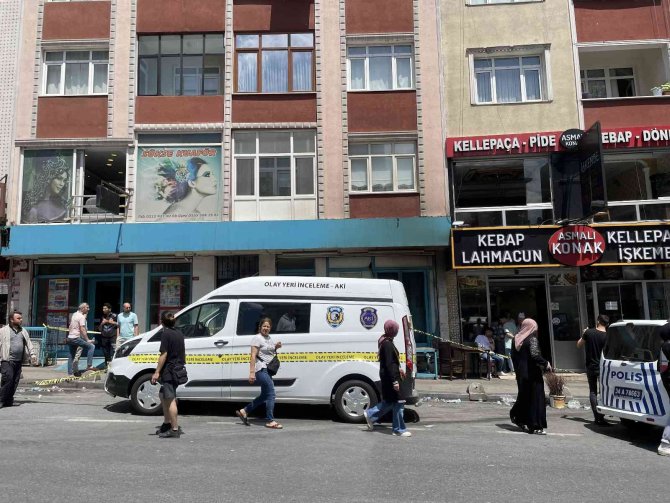 Esenler’de Zincir Marketin Deposunda Çıkan Yangında 1 Çalışan Hayatını Kaybetti