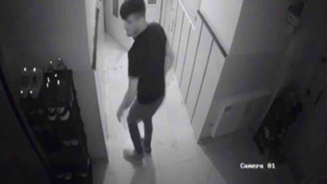 Misafir Geldiği Apartmanda Ayakkabı Avına Çıktı, O Anlar Kameraya Yansıdı