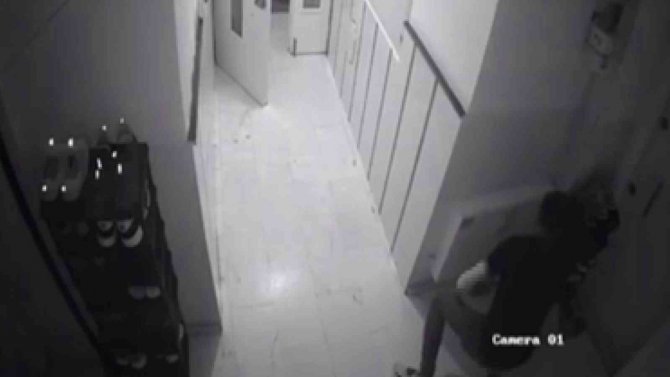 Misafir Geldiği Apartmanda Ayakkabı Avına Çıktı, O Anlar Kameraya Yansıdı