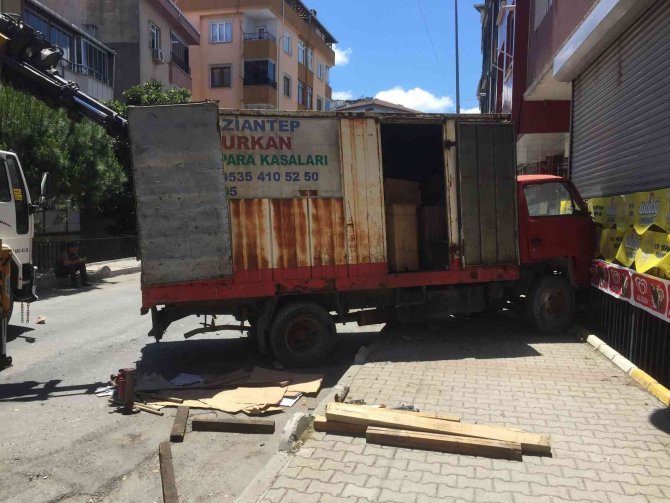 Eyüpsultan’da 17 Araca Çarpan İ̇ett Otobüsü Kamerada