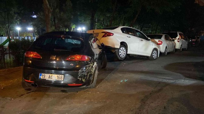 Eyüpsultan’da Sokağa Dalan İ̇ett Otobüsü 17 Araca Çarptı, Ortalık Savaş Alanına Döndü