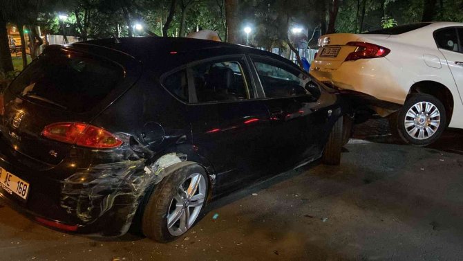 Eyüpsultan’da Sokağa Dalan İ̇ett Otobüsü 17 Araca Çarptı, Ortalık Savaş Alanına Döndü