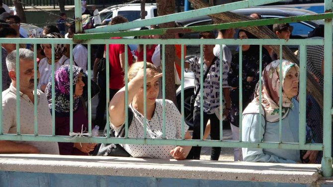 Öğrenciler İçerde Veliler Dışarda Ter Döktü