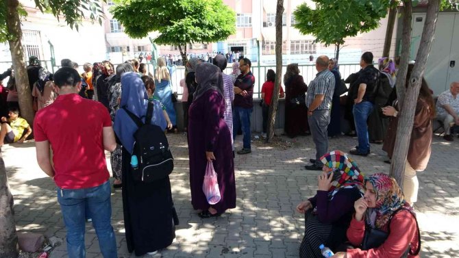 Öğrenciler İçerde Veliler Dışarda Ter Döktü