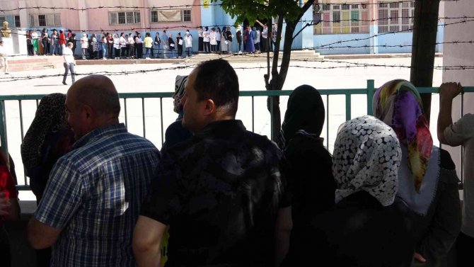 Öğrenciler İçerde Veliler Dışarda Ter Döktü