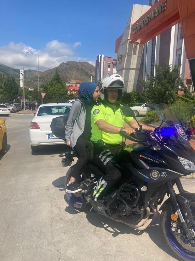 Gümüşhane’de Yks’ye Geç Kalanlara Polisler Yardım Etti