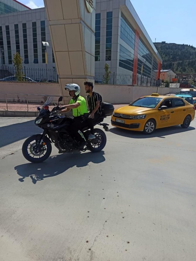 Gümüşhane’de Yks’ye Geç Kalanlara Polisler Yardım Etti