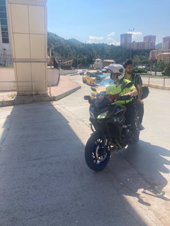 Gümüşhane’de Yks’ye Geç Kalanlara Polisler Yardım Etti