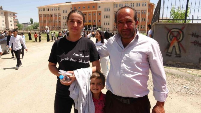 Yüksekova’da Yks Sınavın Birinci Oturumu Sona Erdi