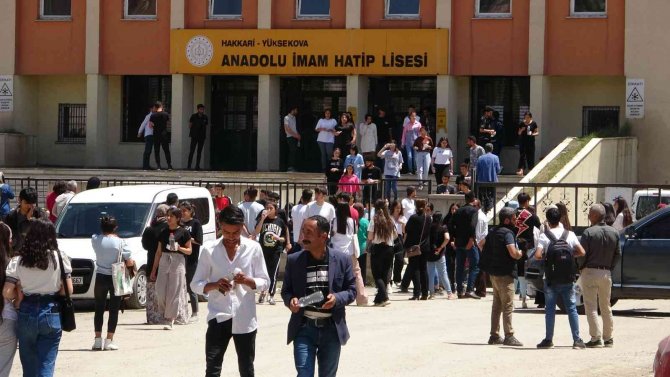 Yüksekova’da Yks Sınavın Birinci Oturumu Sona Erdi