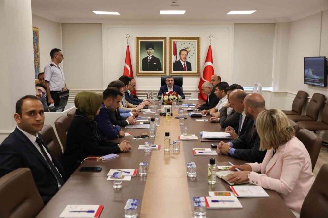 Mutluluğu Kurşun Sıkılmaması İçin Toplanıldı