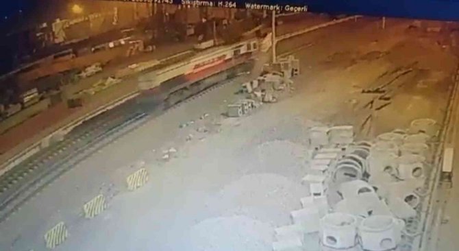 Demir Yoluna Elektrik Hattı Çeken İşçilere Lokomotif Çarptı: 1 Ölü, 2 Yaralı