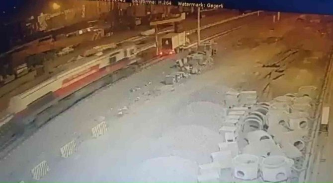 Demir Yoluna Elektrik Hattı Çeken İşçilere Lokomotif Çarptı: 1 Ölü, 2 Yaralı