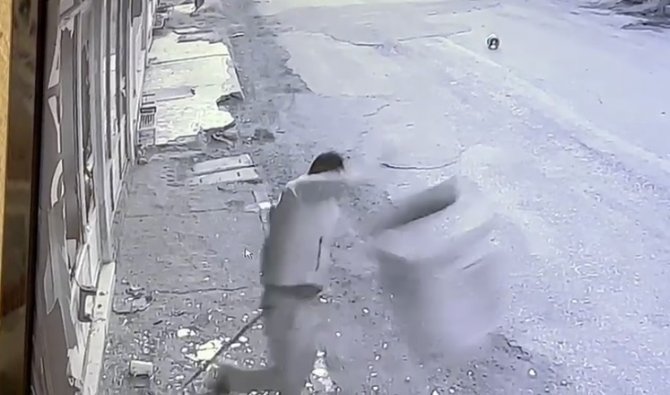 Halter Barıyla İş Yerine Saldırdı, Beyaz Eşya Dükkanını Savaş Alanına Çevirdi