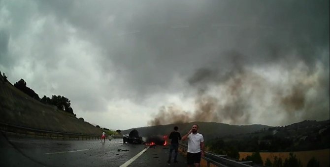 Otoyolda 1 Kişinin Öldüğü, 2 Aracın Yandığı Kaza Anı Kameralara Yansıdı