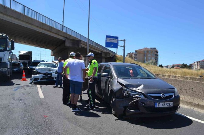 Kamyonet Kasasından Yola Fırlayan Demirler Kazaya Neden Oldu