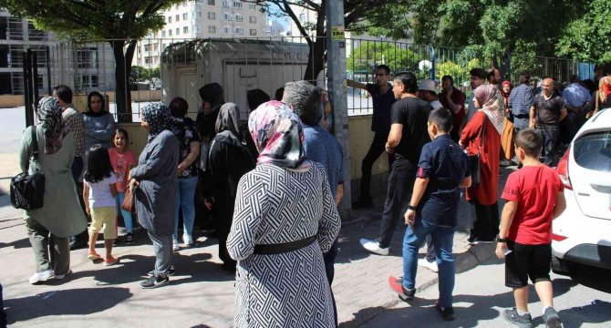 Öğrenciler İçeride Veliler Dışarda Ter Döktü