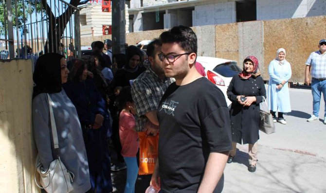 Öğrenciler İçeride Veliler Dışarda Ter Döktü