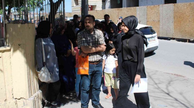 Öğrenciler İçeride Veliler Dışarda Ter Döktü