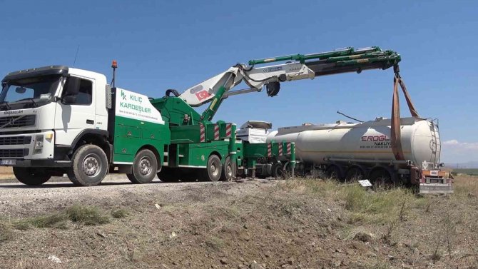 Kırıkkale’de Glikol Sıvısı Yüklü Tanker Devrildi: 1 Yaralı