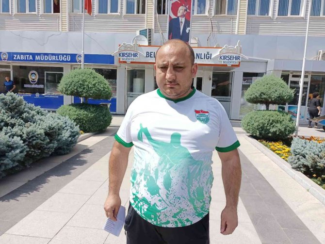Amigo Halil Kurt, Kırşehir Belediyesi Önünde Eylem Yaptı