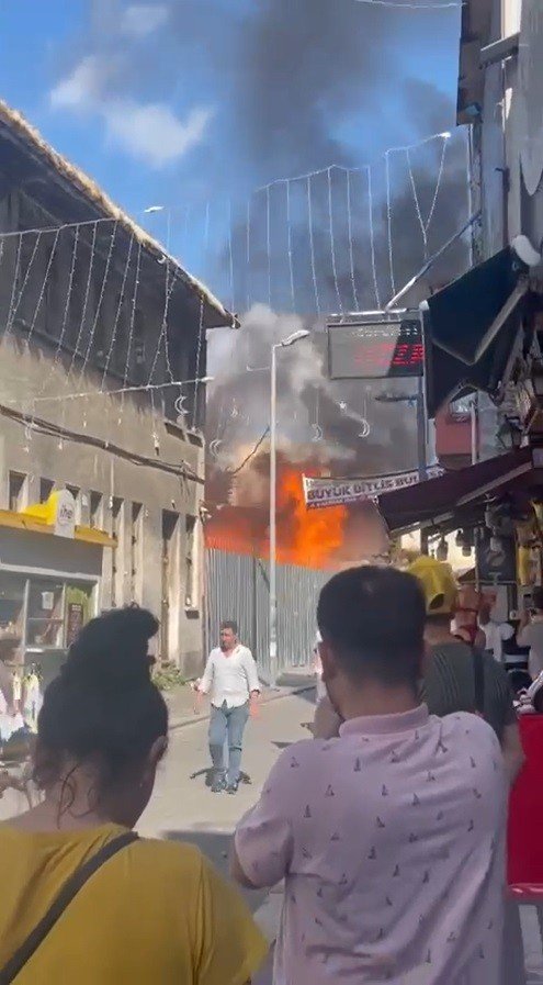 İ̇stanbul Emniyet Müdürlüğünün Kumkapı Deposunda Yangın