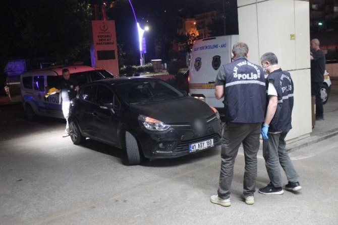 Otomobilinin İçinde Vuruldu, Kendi İmkanlarıyla Hastaneye Gitti